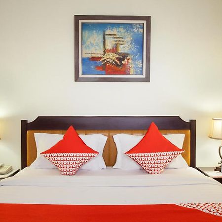 Oyo 108 Hotel Surya Джакарта Екстериор снимка
