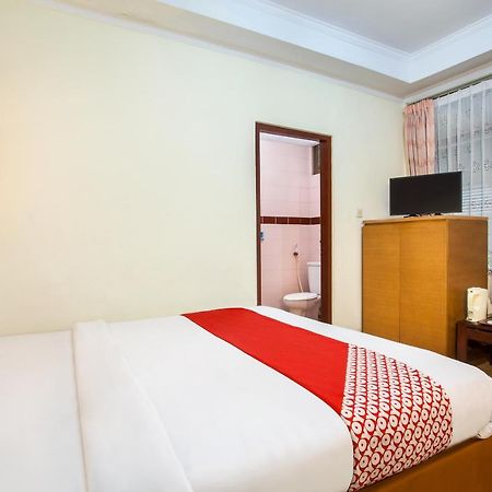 Oyo 108 Hotel Surya Джакарта Екстериор снимка