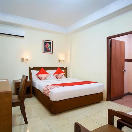 Oyo 108 Hotel Surya Джакарта Екстериор снимка