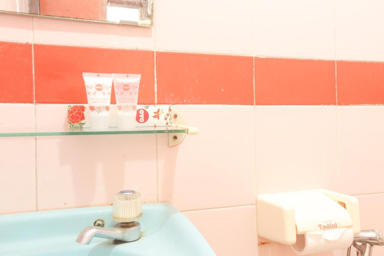 Oyo 108 Hotel Surya Джакарта Екстериор снимка