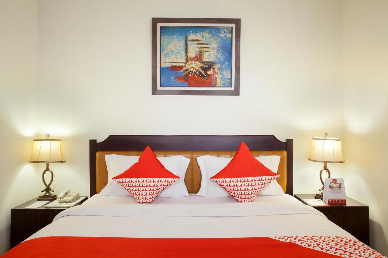 Oyo 108 Hotel Surya Джакарта Екстериор снимка