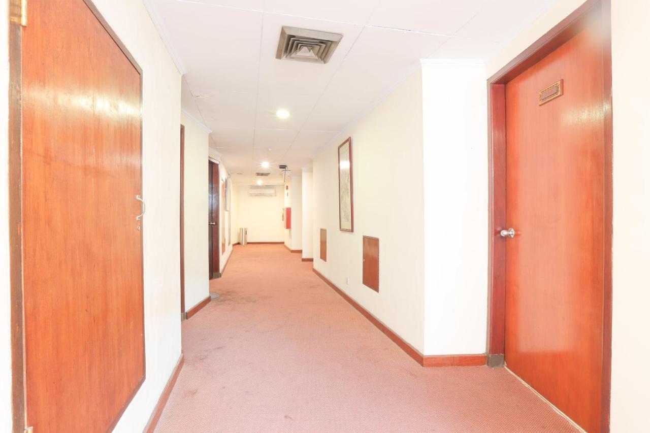 Oyo 108 Hotel Surya Джакарта Екстериор снимка