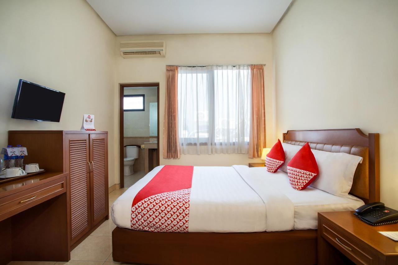 Oyo 108 Hotel Surya Джакарта Екстериор снимка
