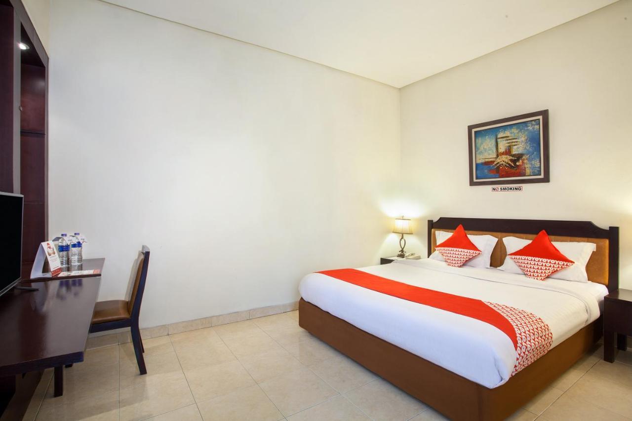 Oyo 108 Hotel Surya Джакарта Екстериор снимка