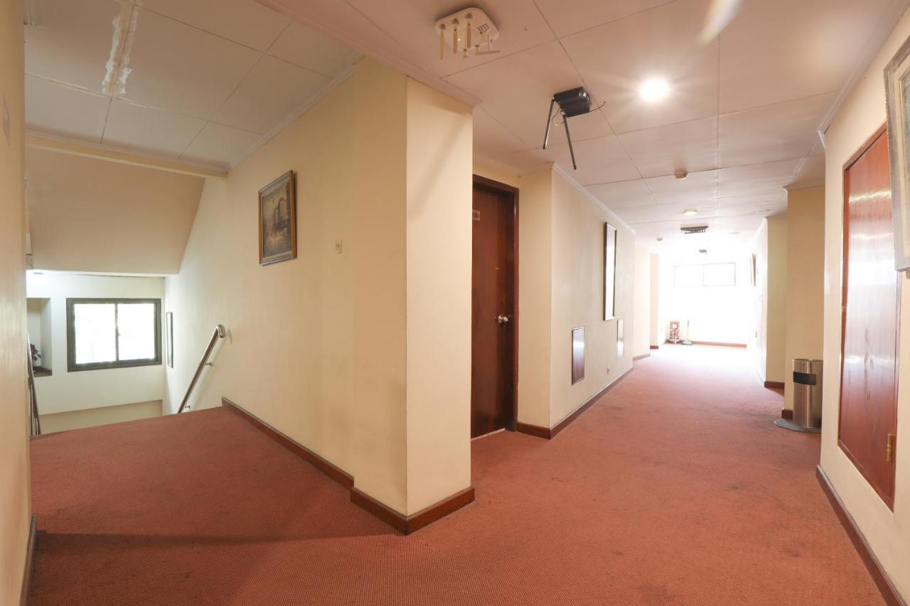 Oyo 108 Hotel Surya Джакарта Екстериор снимка