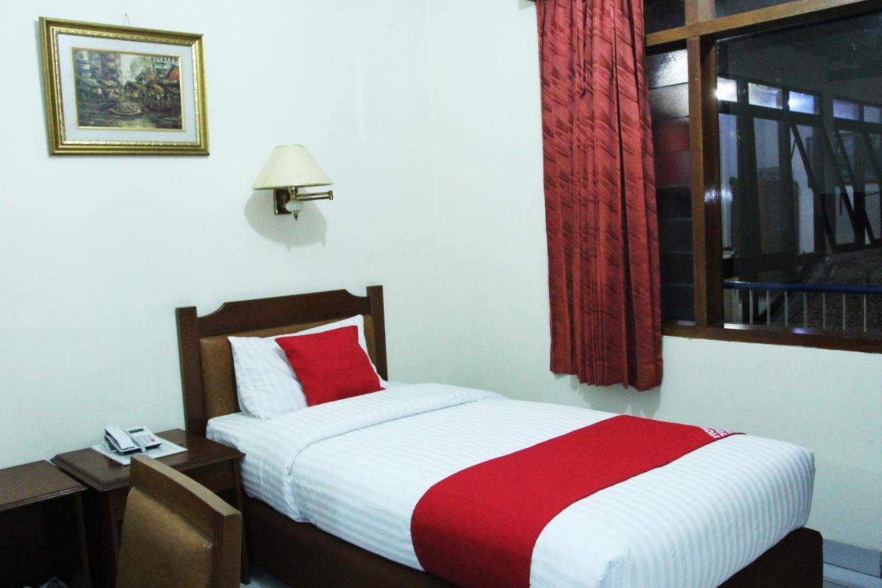 Oyo 108 Hotel Surya Джакарта Екстериор снимка
