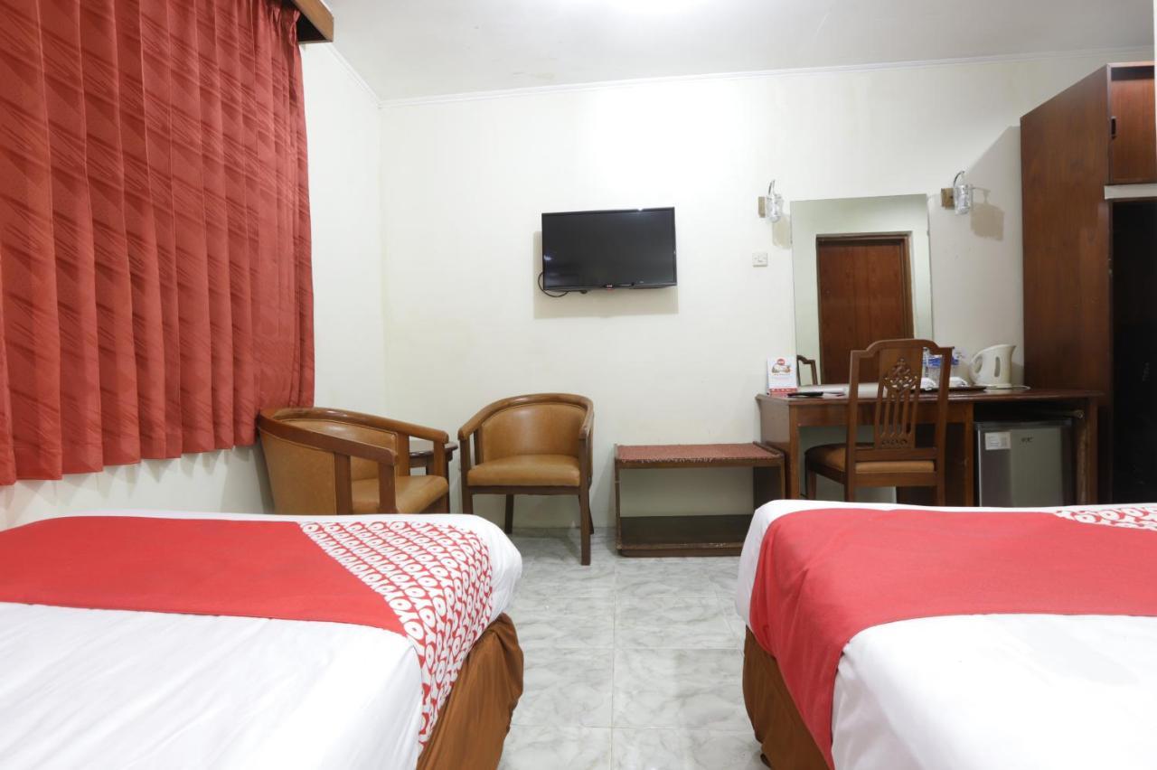 Oyo 108 Hotel Surya Джакарта Екстериор снимка