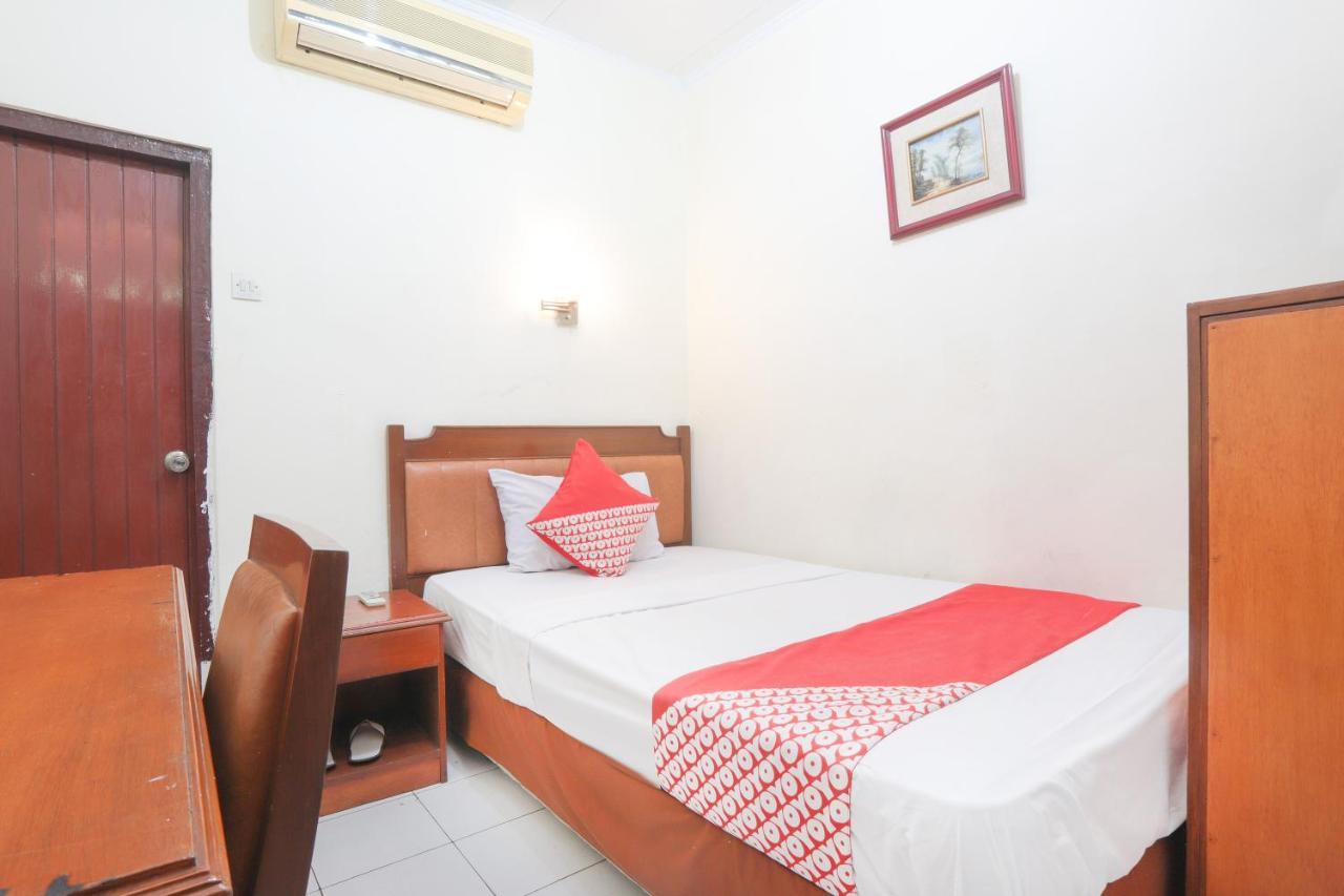 Oyo 108 Hotel Surya Джакарта Екстериор снимка