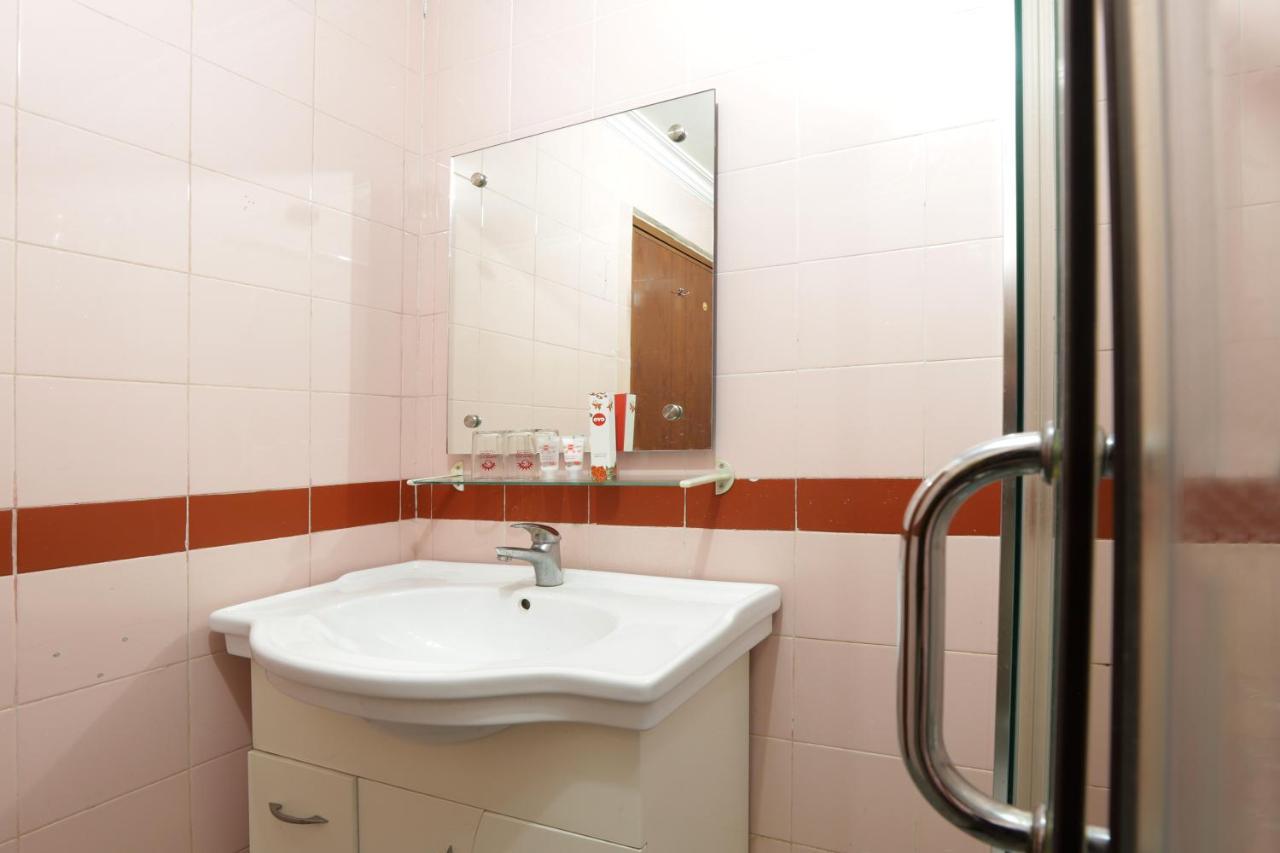 Oyo 108 Hotel Surya Джакарта Екстериор снимка