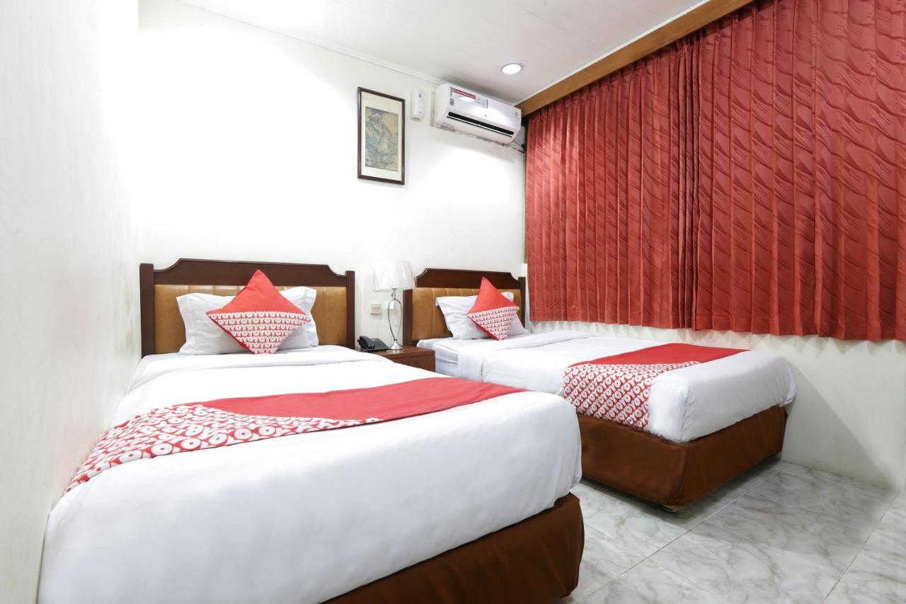 Oyo 108 Hotel Surya Джакарта Екстериор снимка