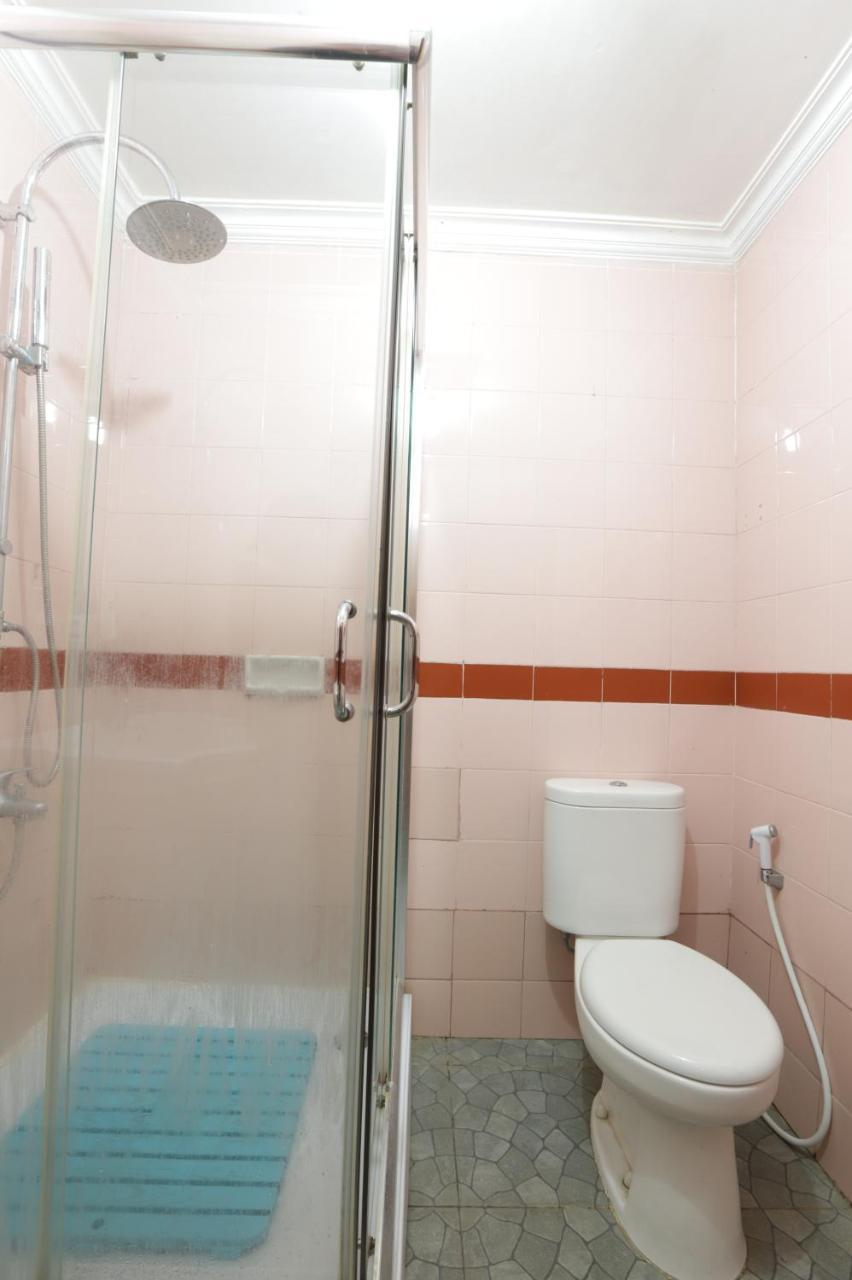 Oyo 108 Hotel Surya Джакарта Екстериор снимка