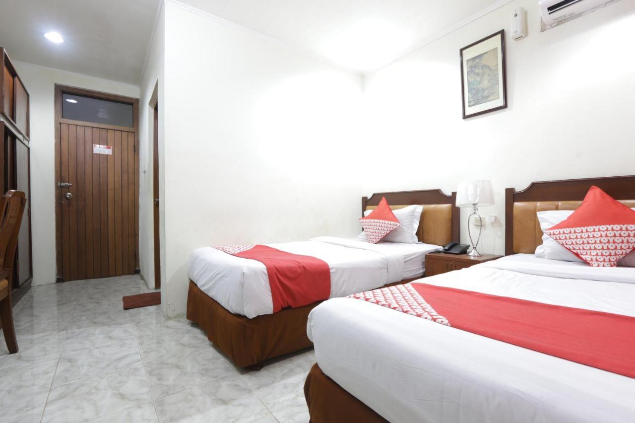 Oyo 108 Hotel Surya Джакарта Екстериор снимка