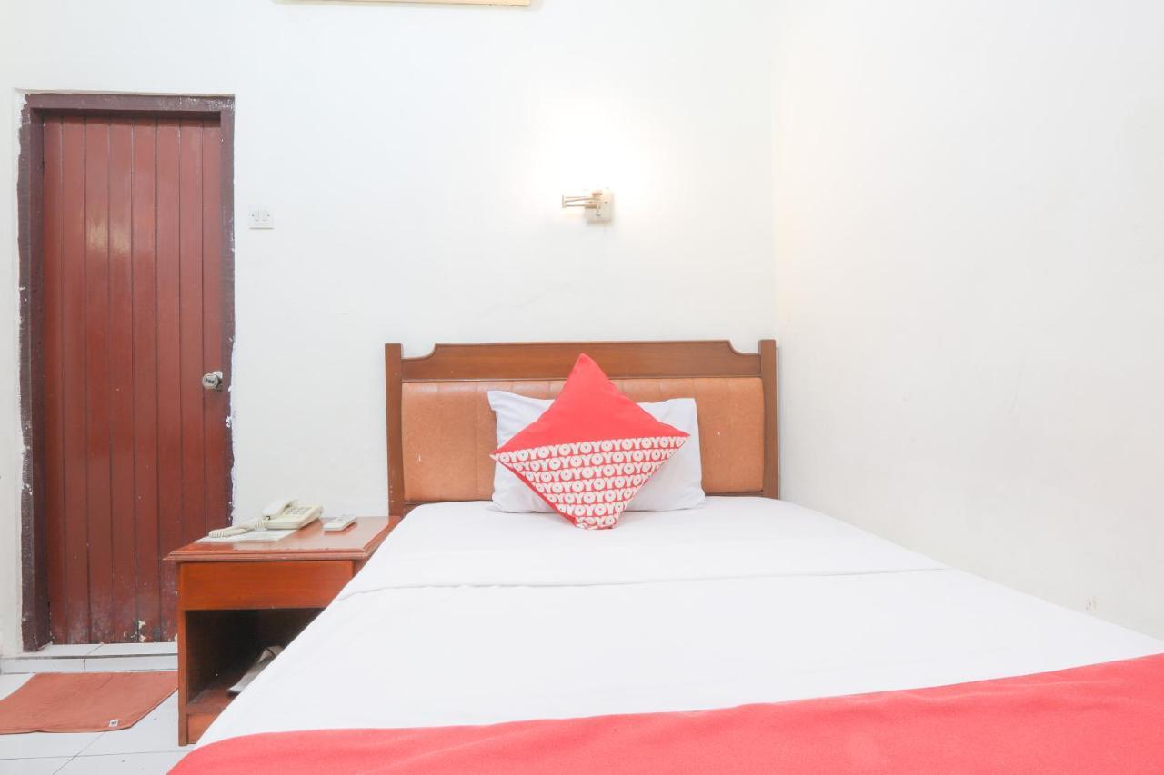 Oyo 108 Hotel Surya Джакарта Екстериор снимка