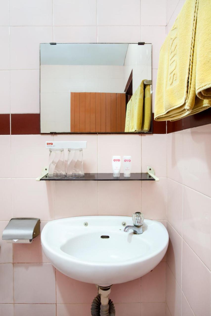 Oyo 108 Hotel Surya Джакарта Екстериор снимка