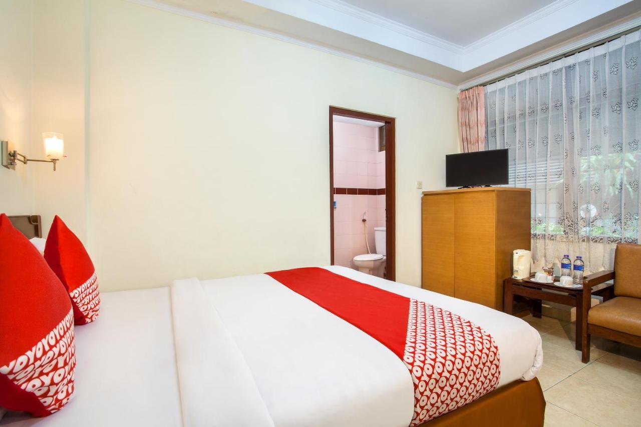 Oyo 108 Hotel Surya Джакарта Екстериор снимка