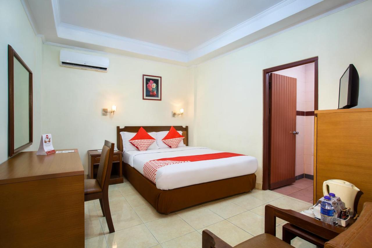 Oyo 108 Hotel Surya Джакарта Екстериор снимка