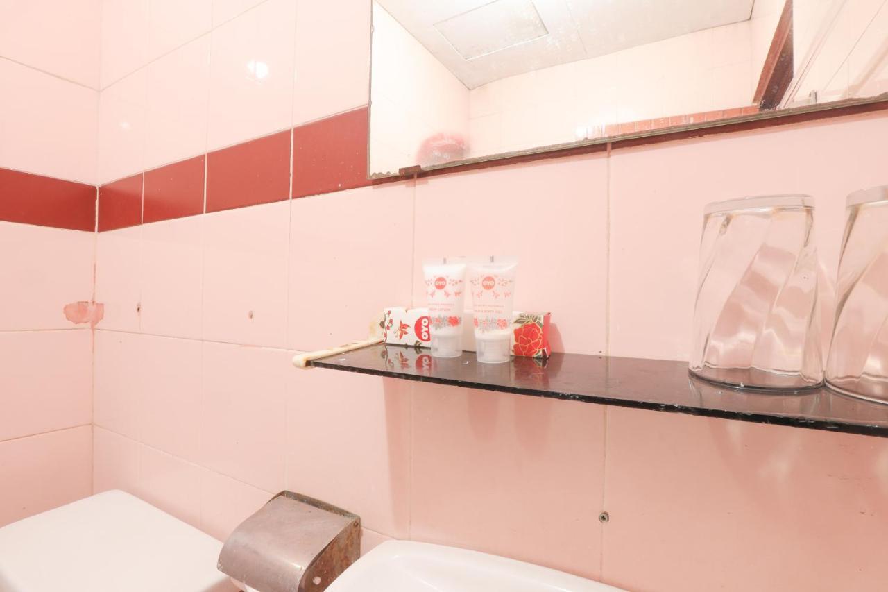Oyo 108 Hotel Surya Джакарта Екстериор снимка