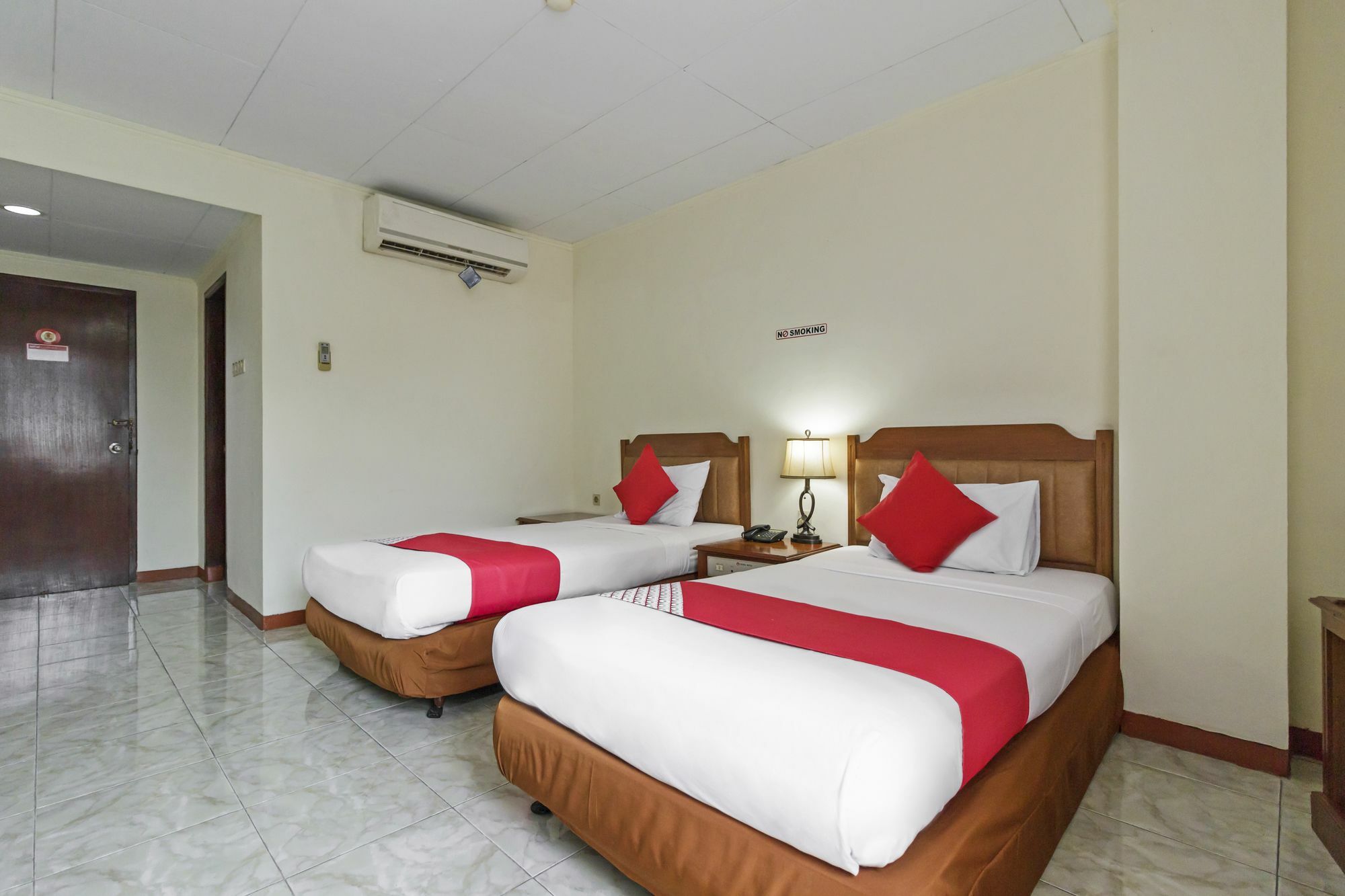 Oyo 108 Hotel Surya Джакарта Екстериор снимка