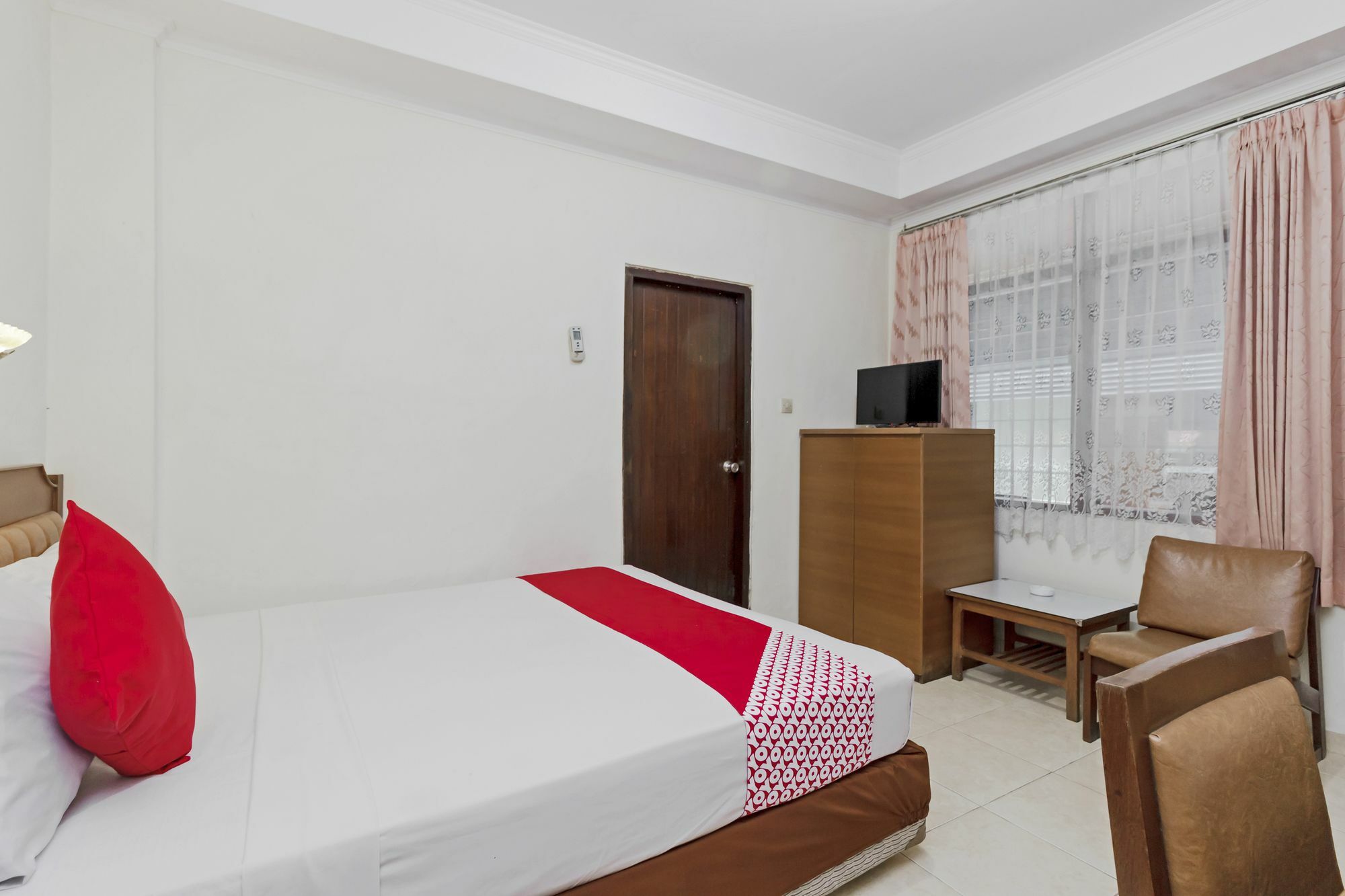 Oyo 108 Hotel Surya Джакарта Екстериор снимка