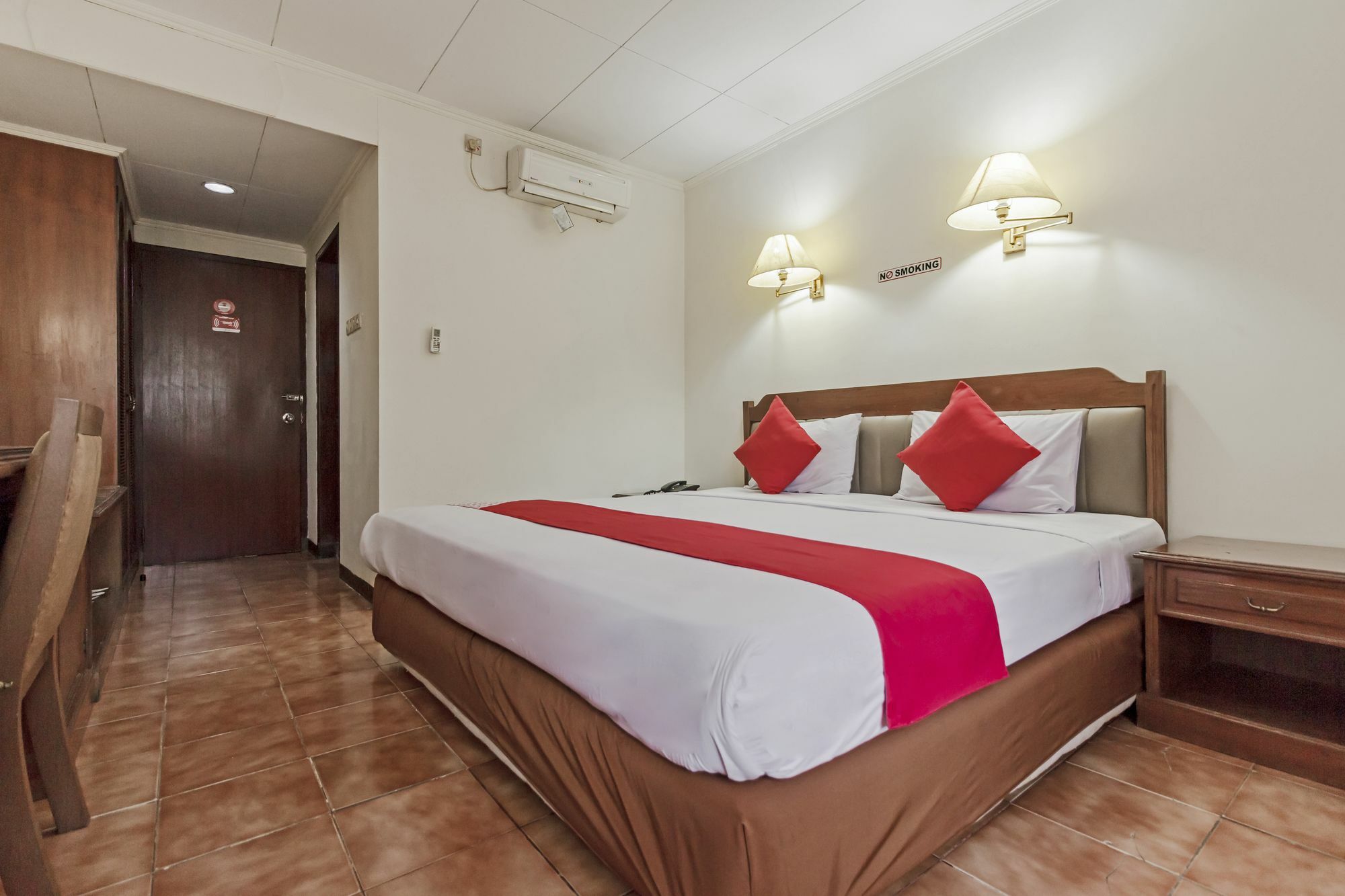 Oyo 108 Hotel Surya Джакарта Екстериор снимка