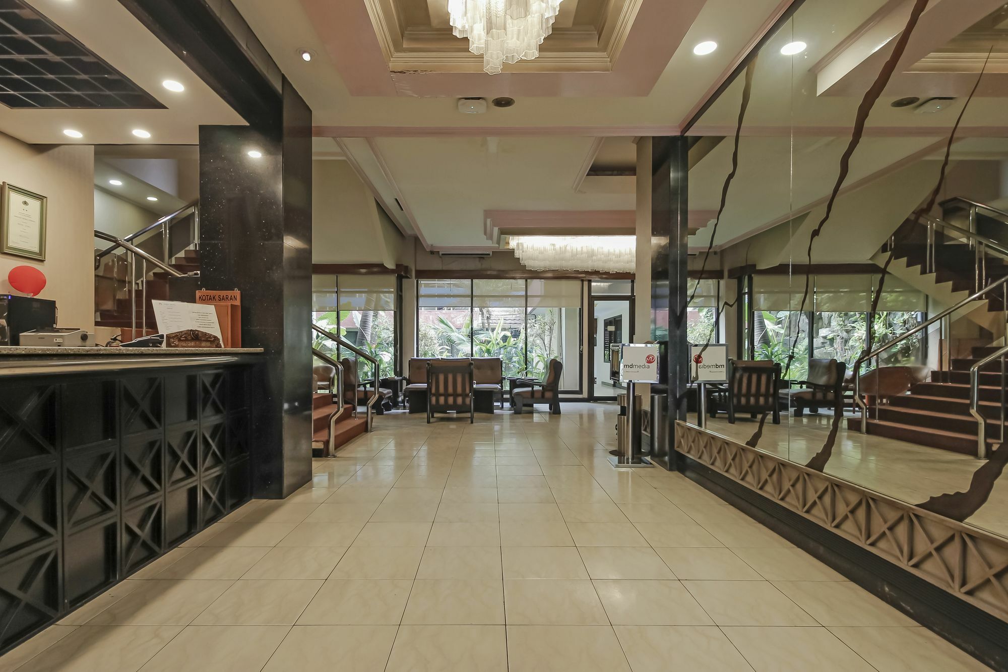 Oyo 108 Hotel Surya Джакарта Екстериор снимка