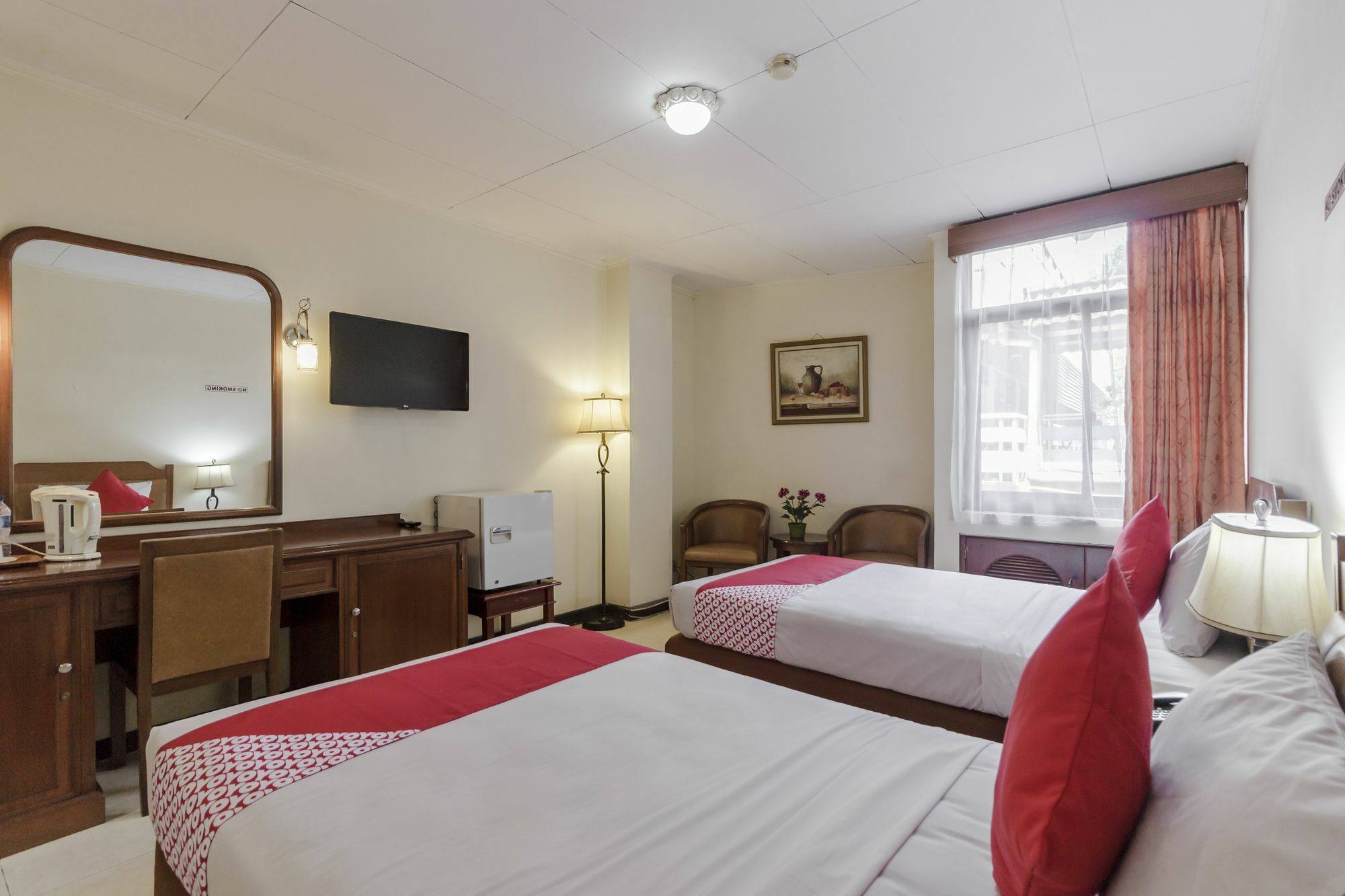 Oyo 108 Hotel Surya Джакарта Екстериор снимка