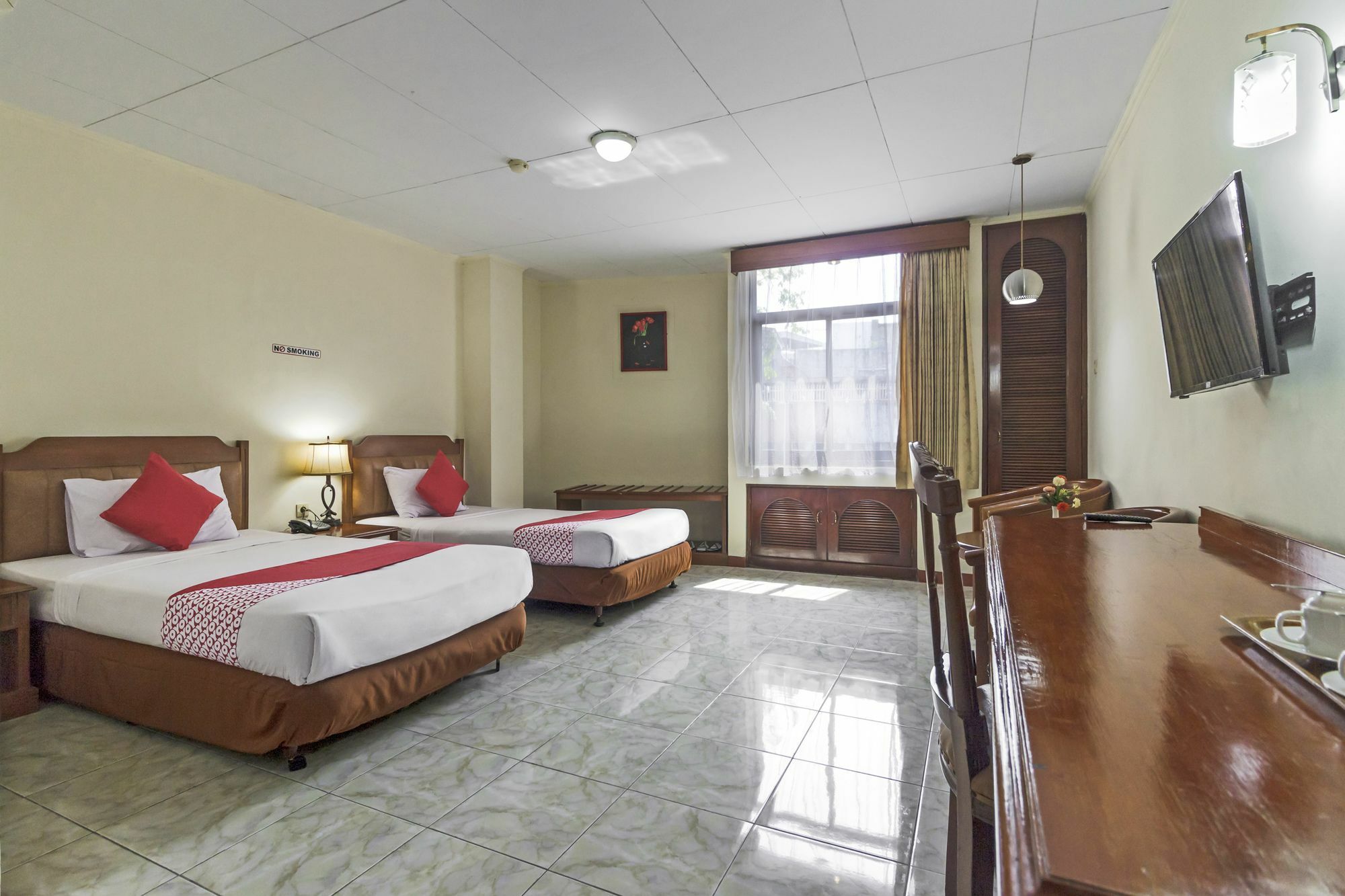 Oyo 108 Hotel Surya Джакарта Екстериор снимка