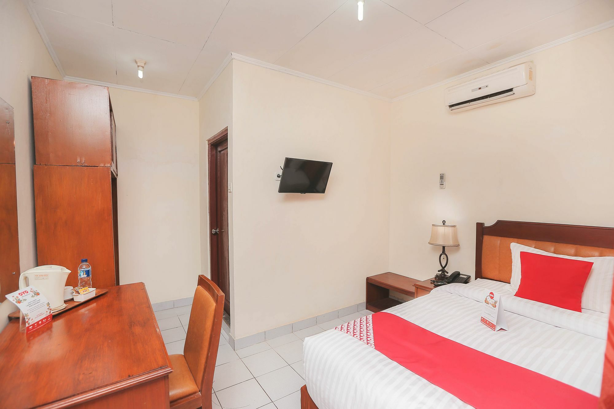 Oyo 108 Hotel Surya Джакарта Екстериор снимка