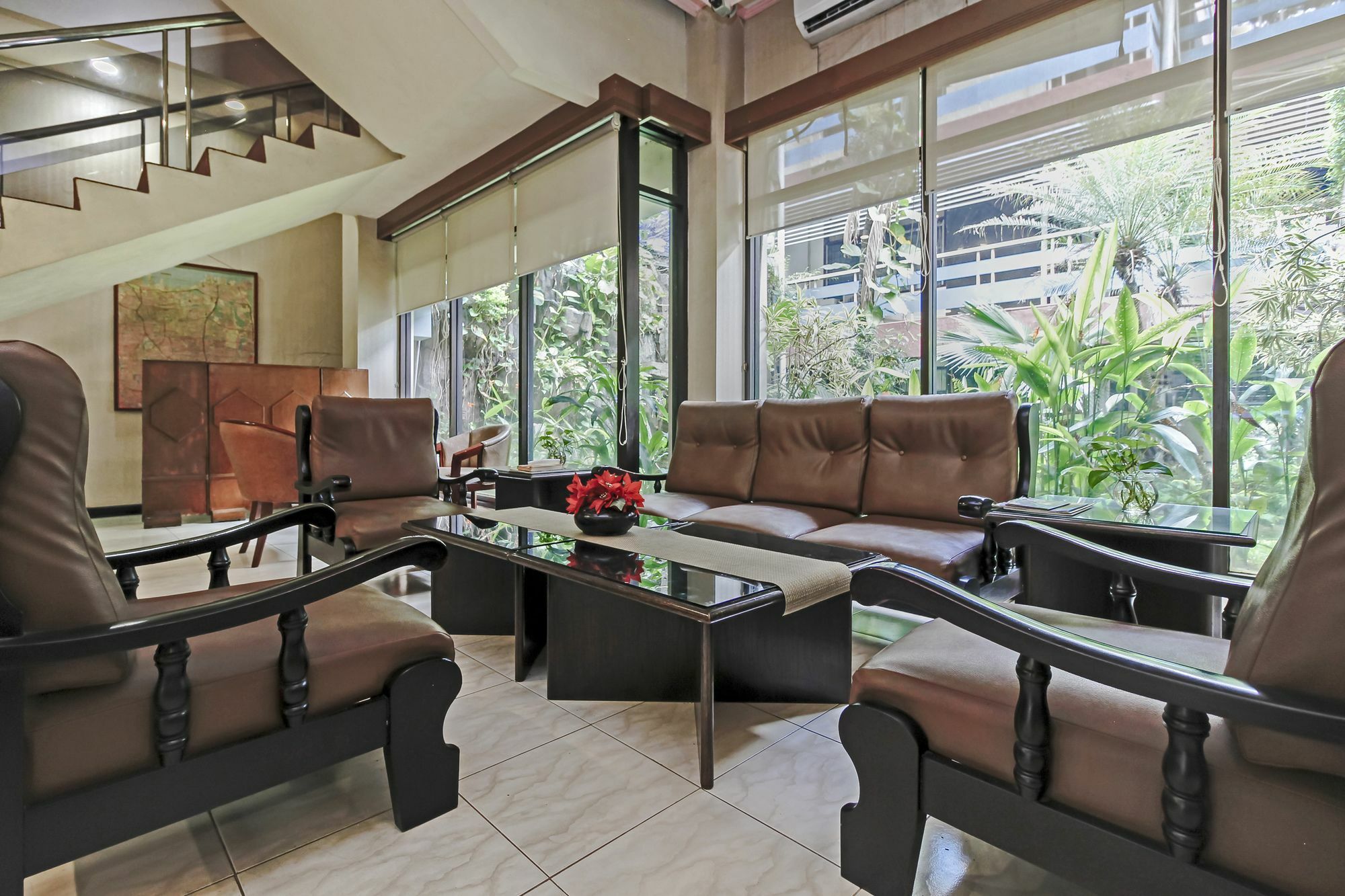 Oyo 108 Hotel Surya Джакарта Екстериор снимка