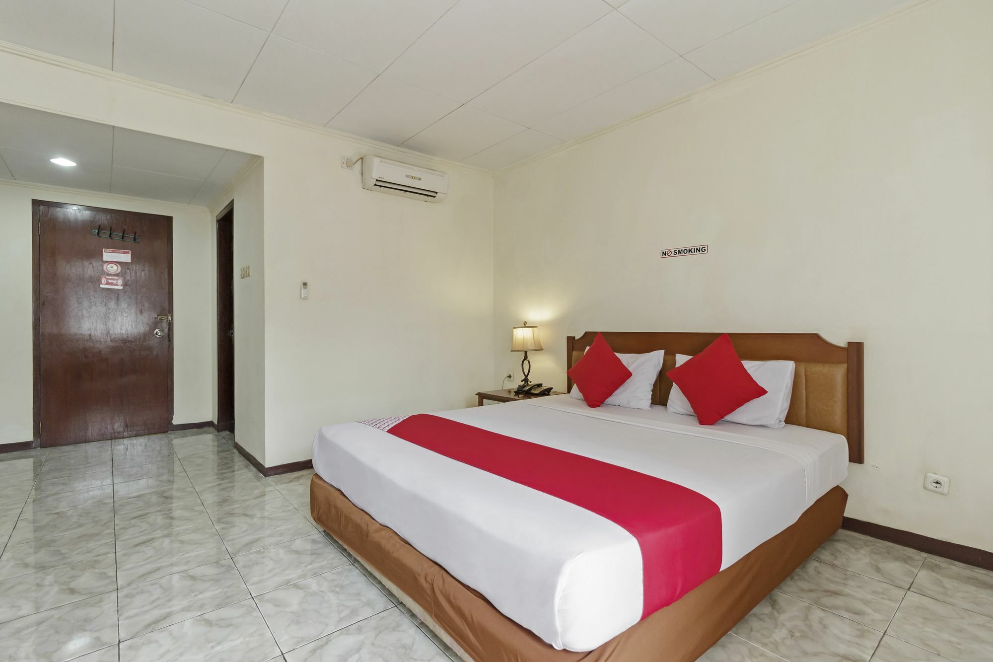 Oyo 108 Hotel Surya Джакарта Екстериор снимка