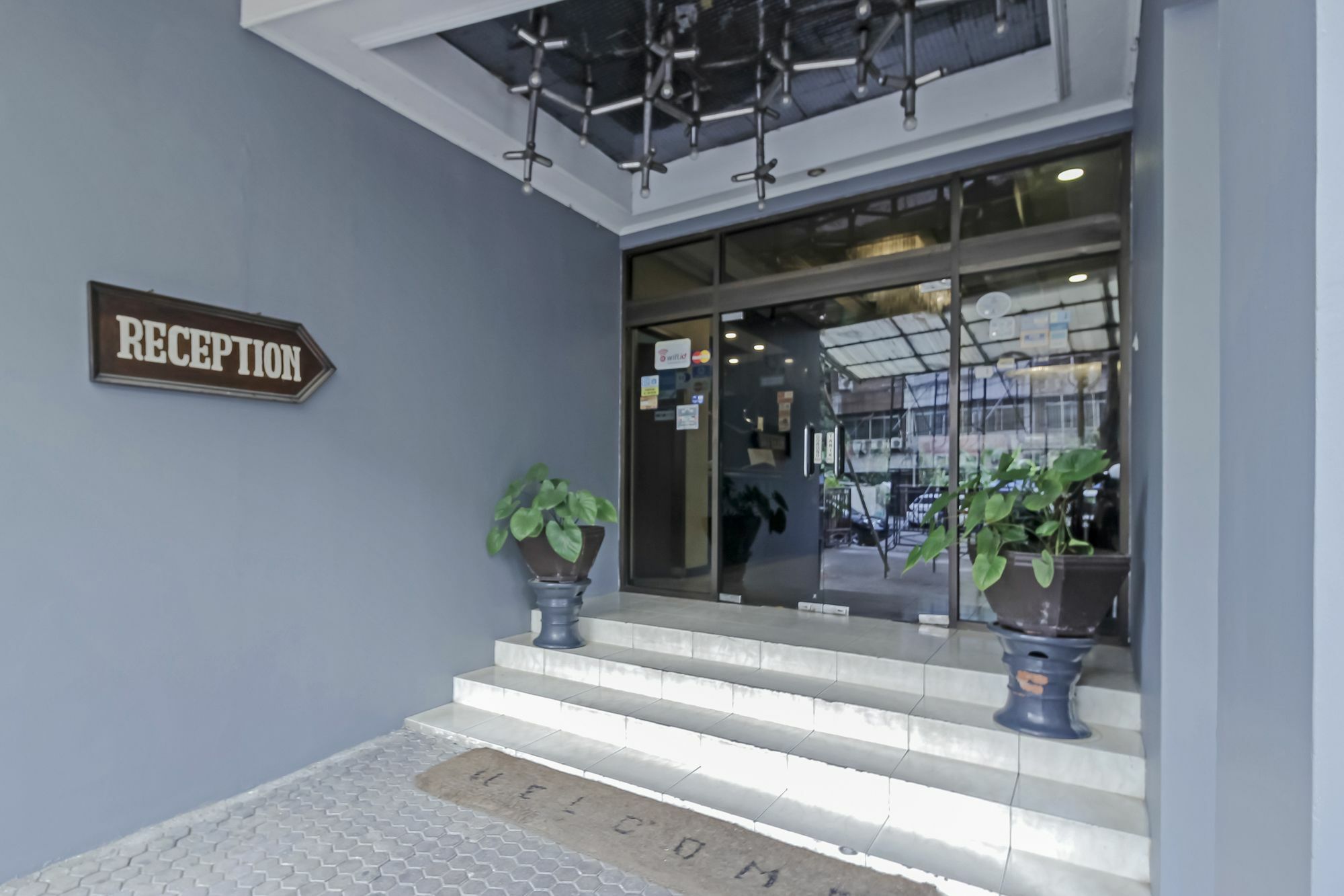 Oyo 108 Hotel Surya Джакарта Екстериор снимка
