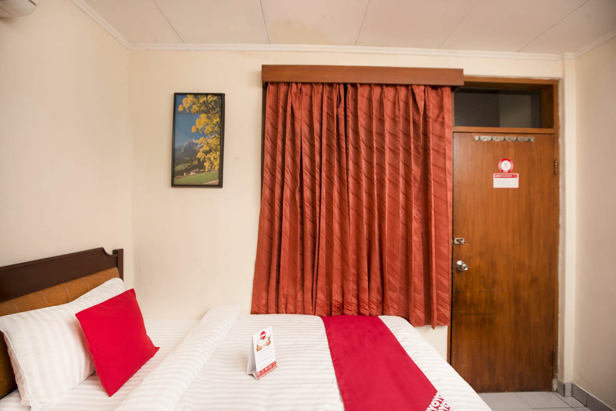 Oyo 108 Hotel Surya Джакарта Екстериор снимка