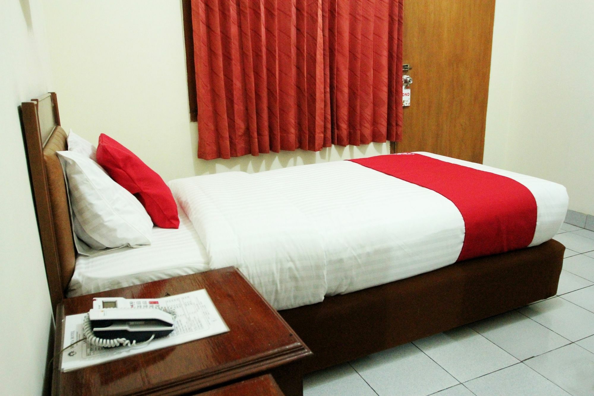 Oyo 108 Hotel Surya Джакарта Екстериор снимка