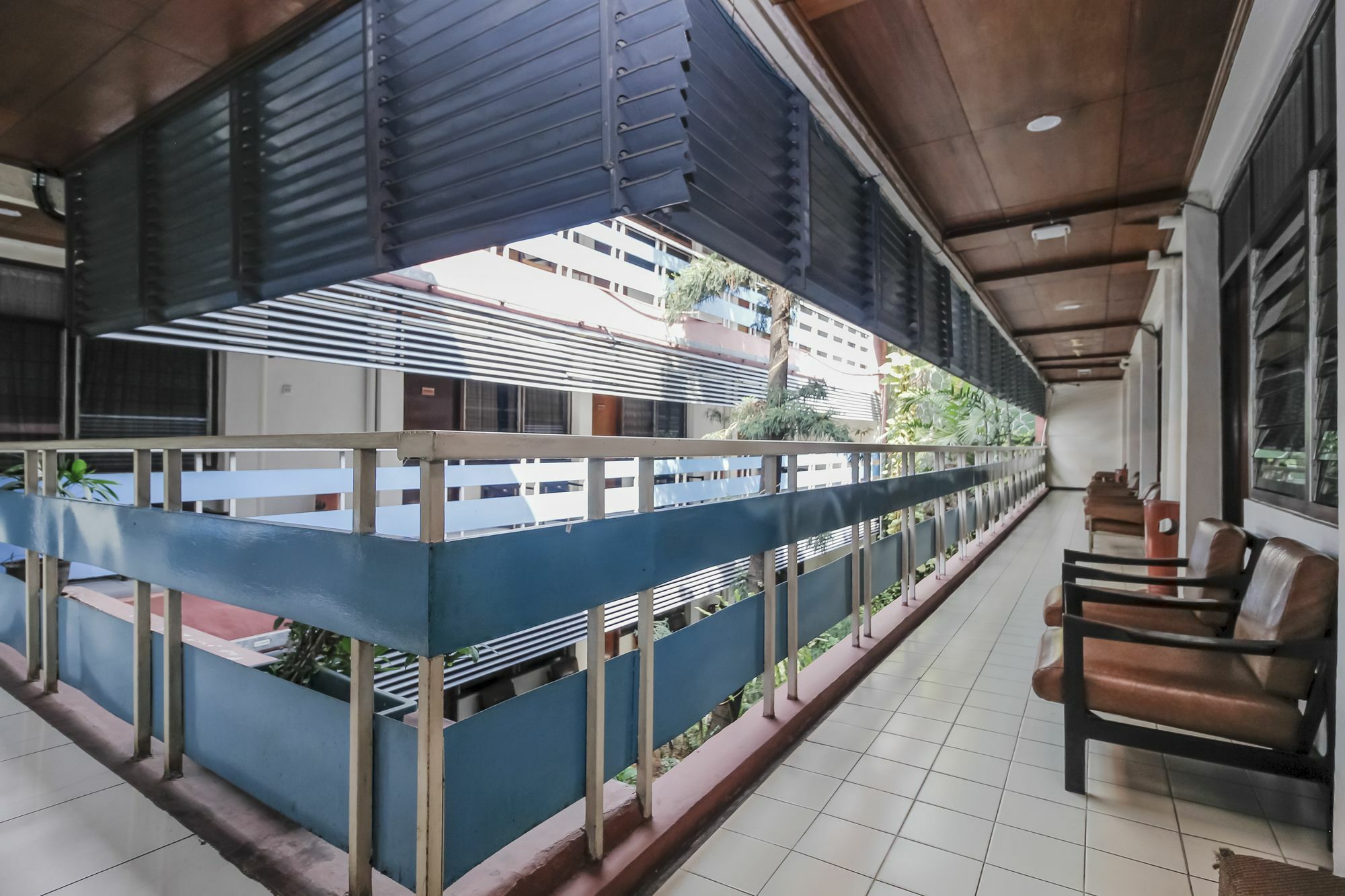 Oyo 108 Hotel Surya Джакарта Екстериор снимка