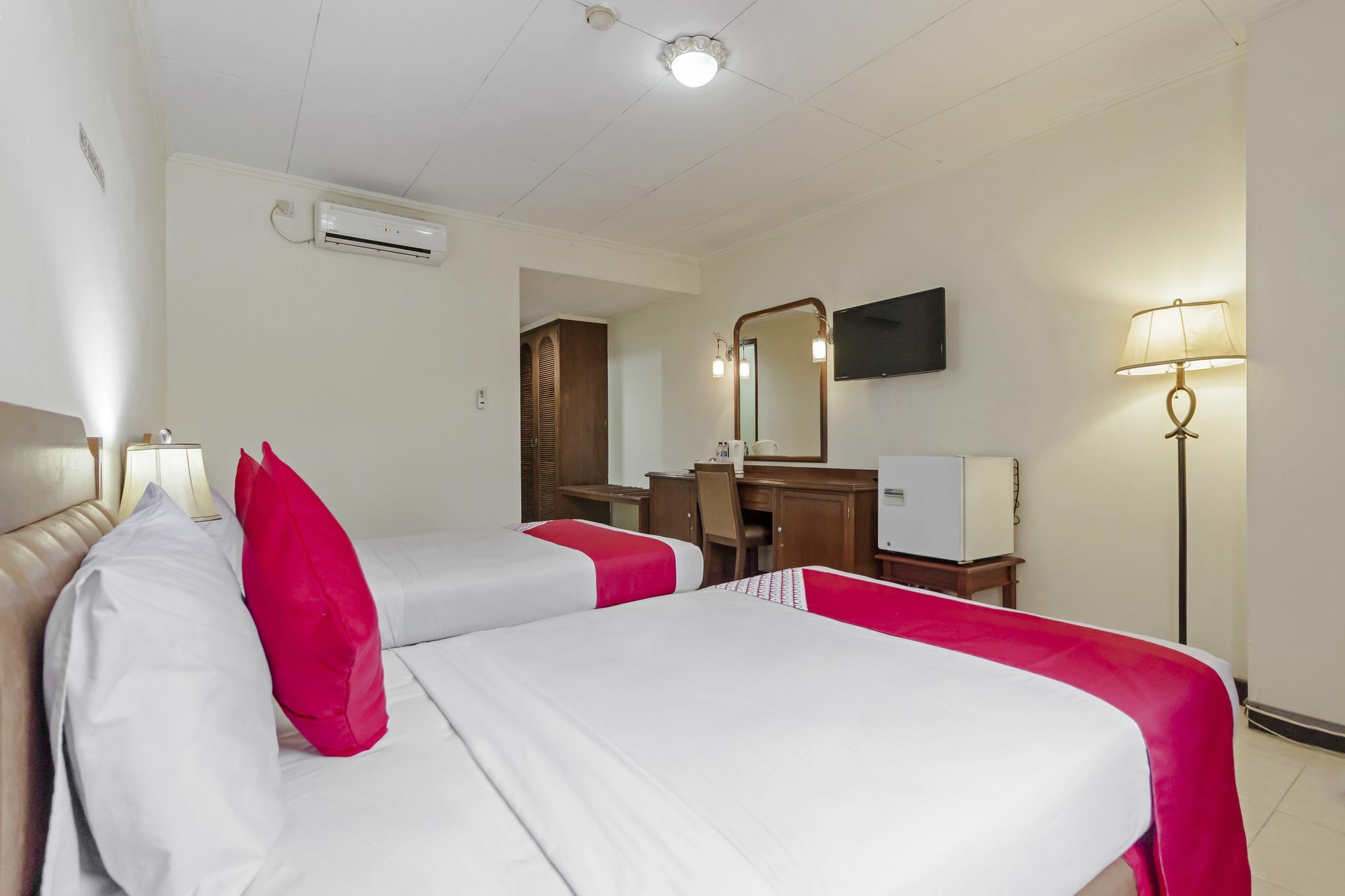 Oyo 108 Hotel Surya Джакарта Екстериор снимка