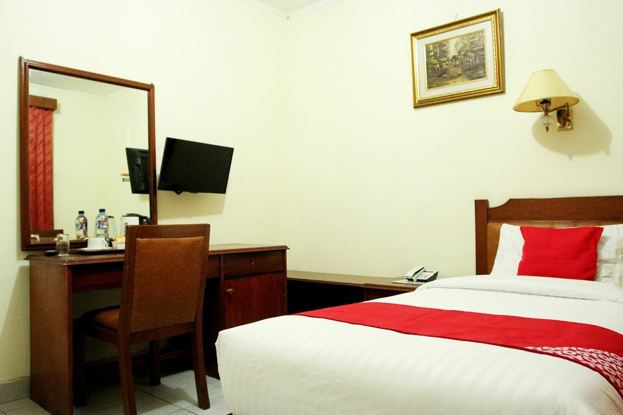 Oyo 108 Hotel Surya Джакарта Екстериор снимка