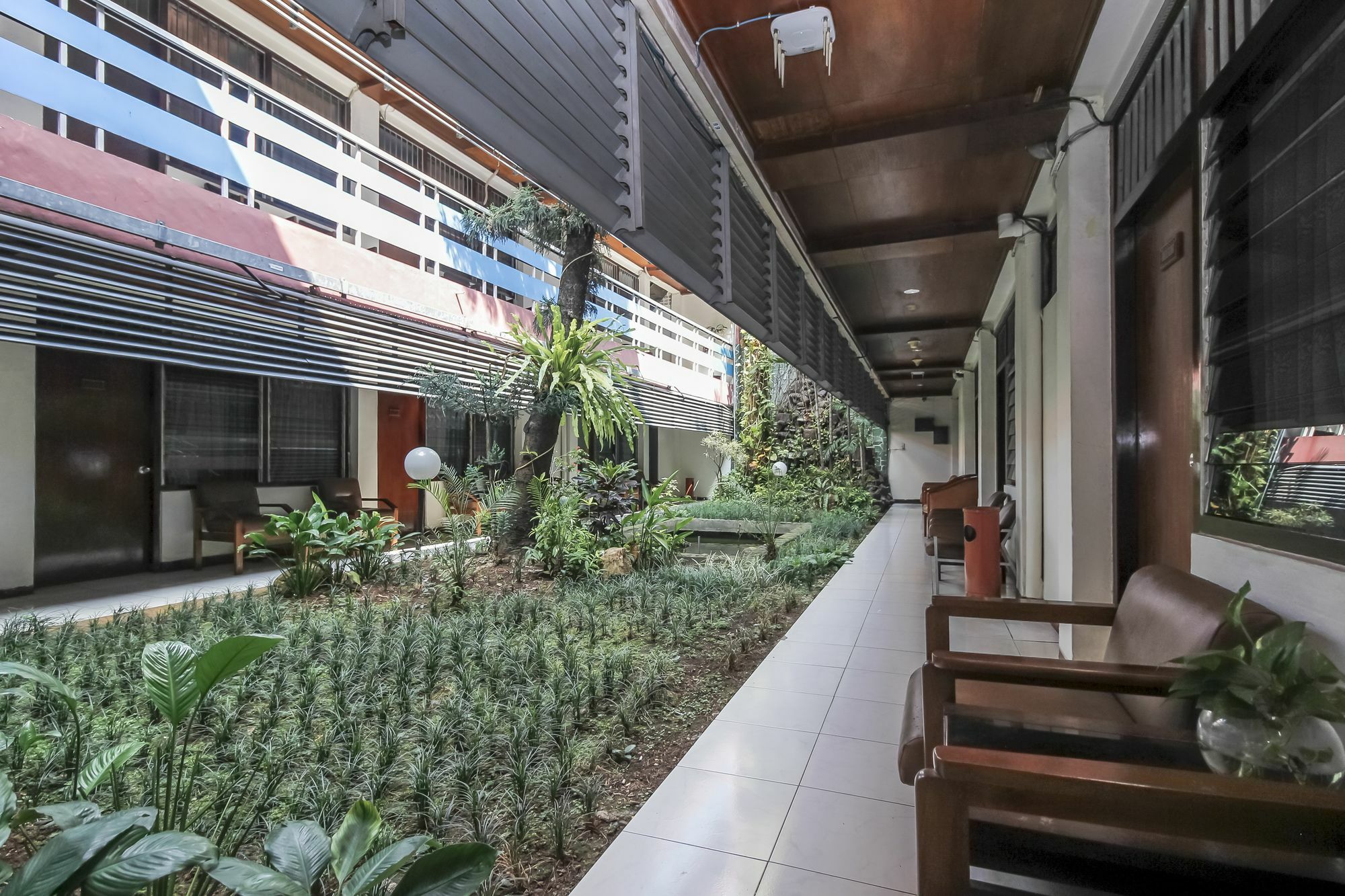 Oyo 108 Hotel Surya Джакарта Екстериор снимка