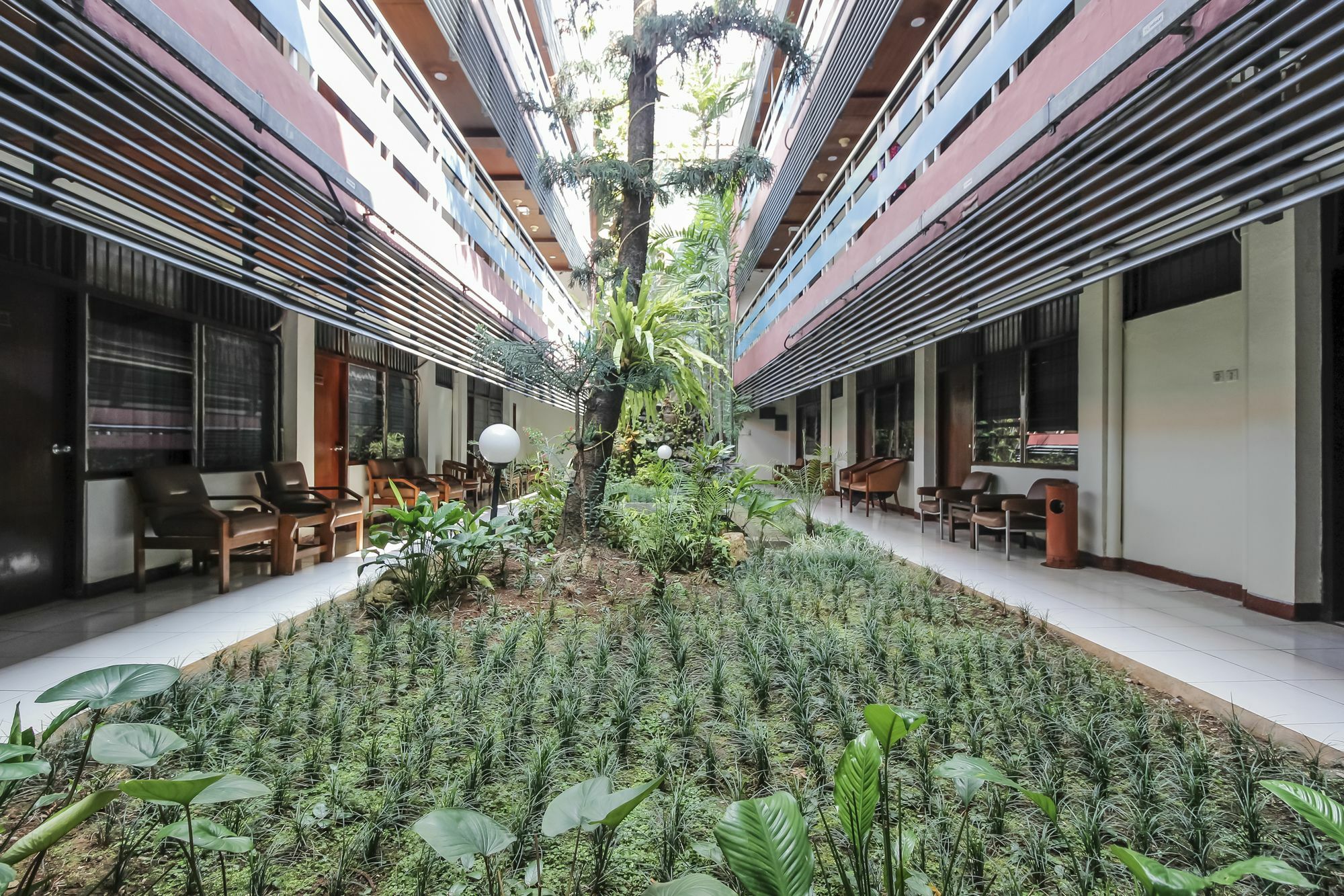 Oyo 108 Hotel Surya Джакарта Екстериор снимка