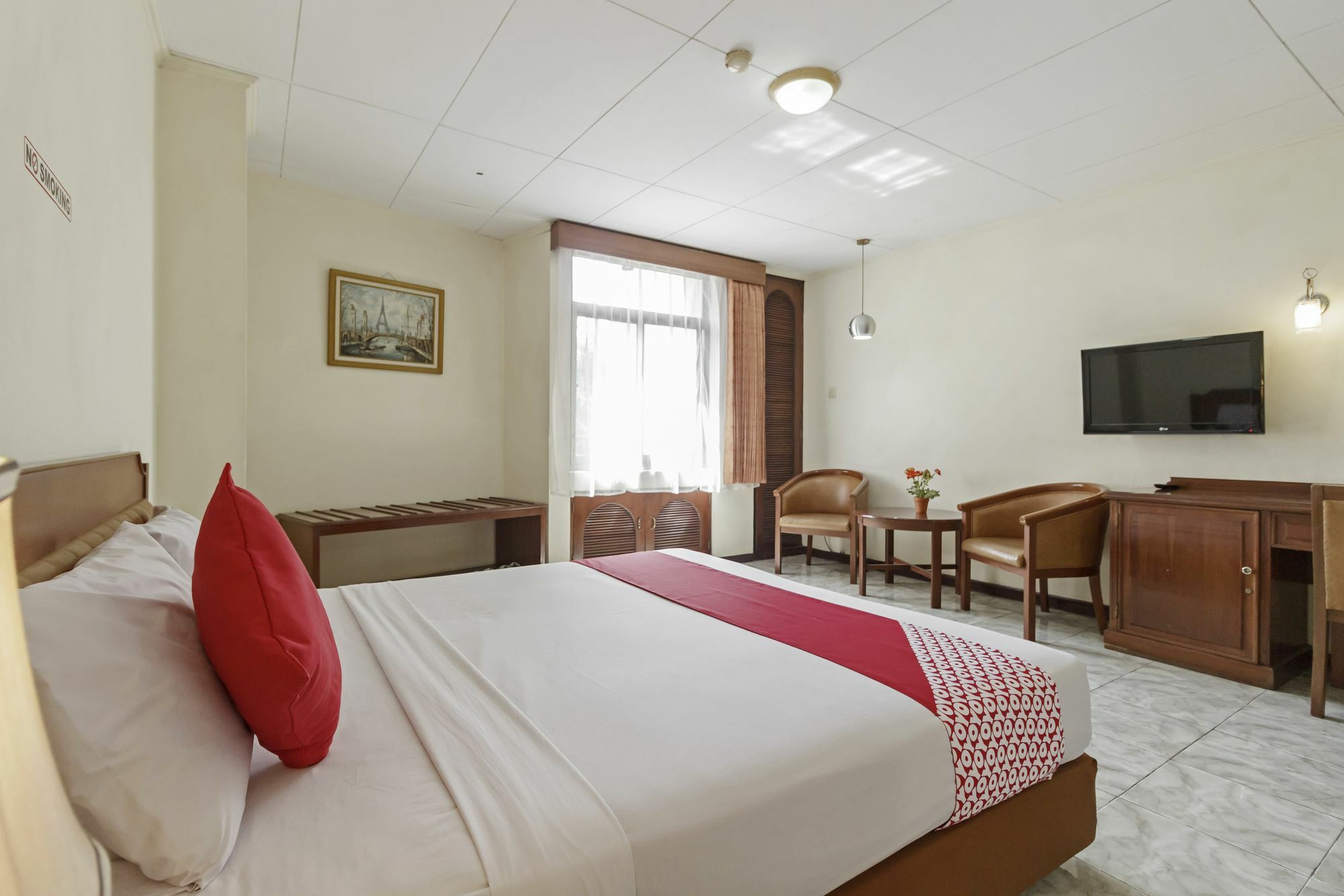 Oyo 108 Hotel Surya Джакарта Екстериор снимка
