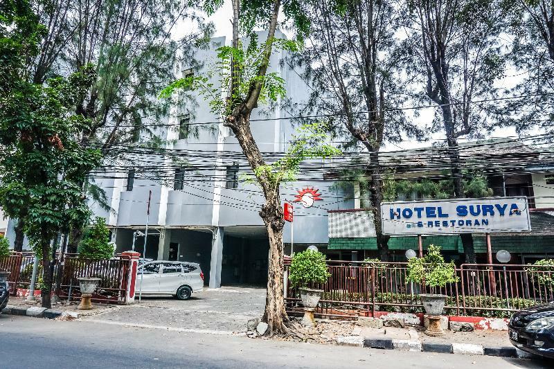 Oyo 108 Hotel Surya Джакарта Екстериор снимка