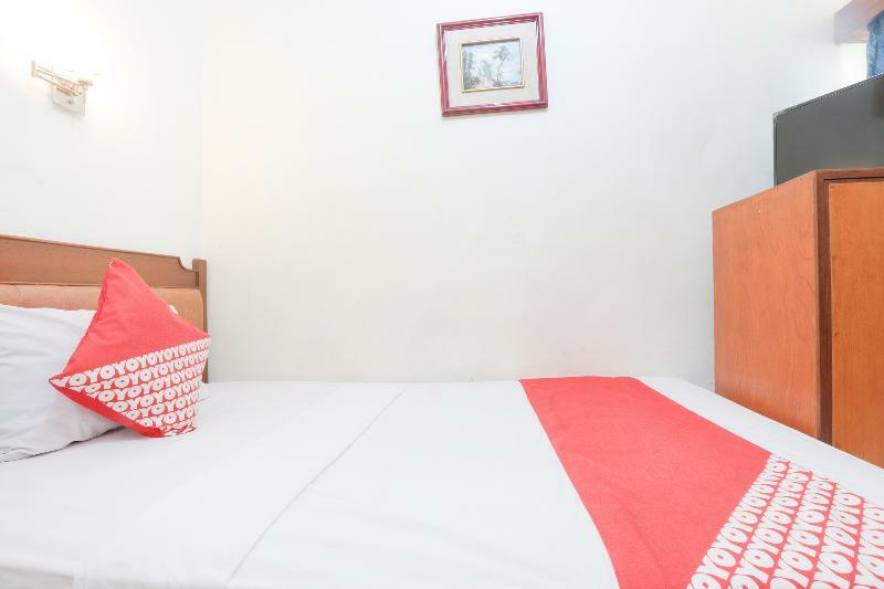 Oyo 108 Hotel Surya Джакарта Екстериор снимка