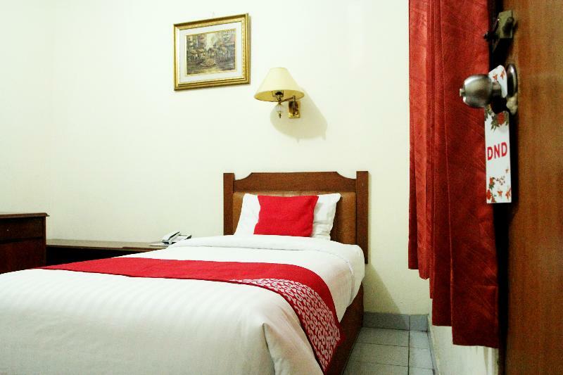 Oyo 108 Hotel Surya Джакарта Екстериор снимка