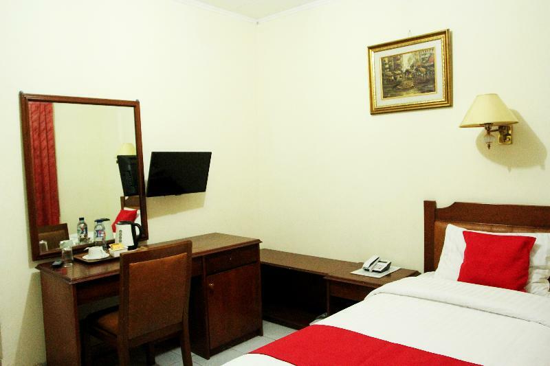 Oyo 108 Hotel Surya Джакарта Екстериор снимка