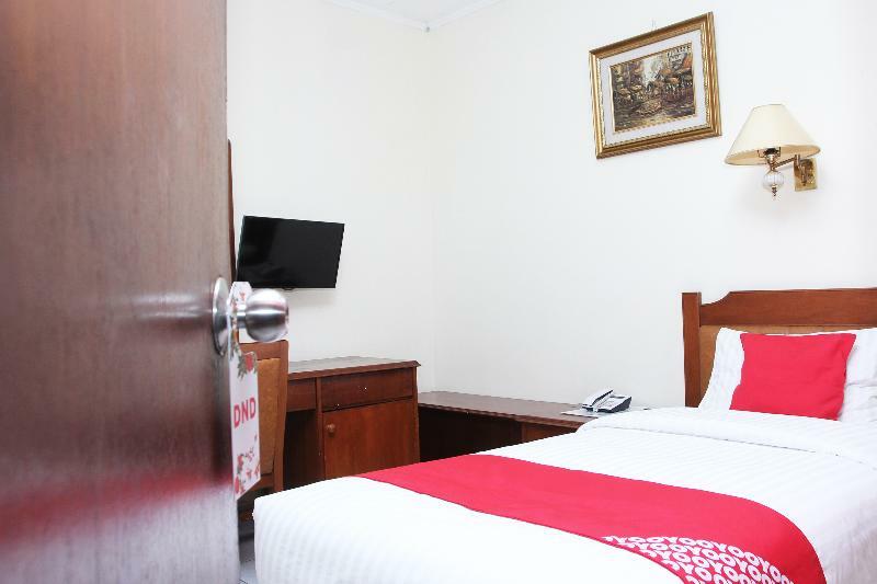 Oyo 108 Hotel Surya Джакарта Екстериор снимка