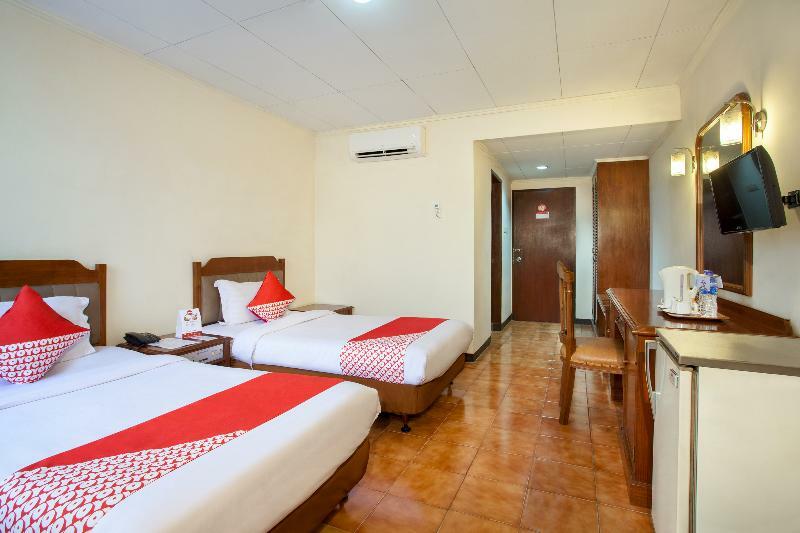 Oyo 108 Hotel Surya Джакарта Екстериор снимка