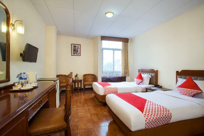 Oyo 108 Hotel Surya Джакарта Екстериор снимка